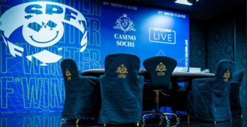 Логотип и стол фестиваля покера в Сочи