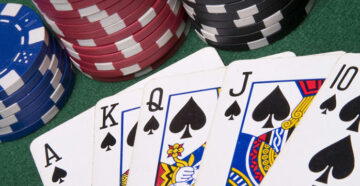 Роял-флеш — сильнейший расклад в покере