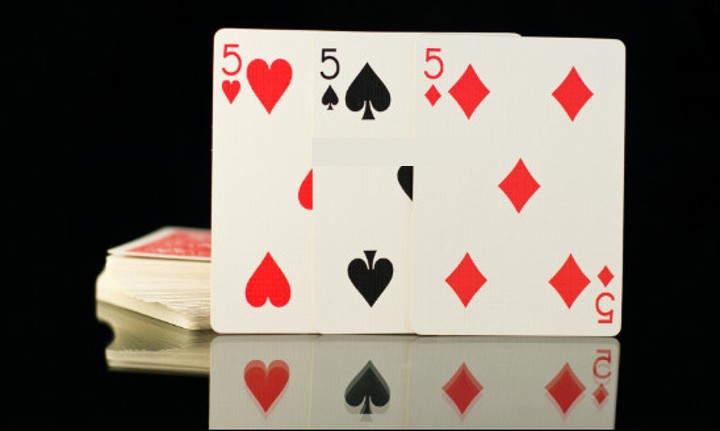 Сочетания трех карт. Карьа похер. Три туза комбинация. Тринька игра карты. Комбинации в покере.